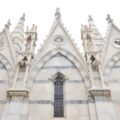 Materiały używane do budowy kościołów gotyckich - co dominowało?