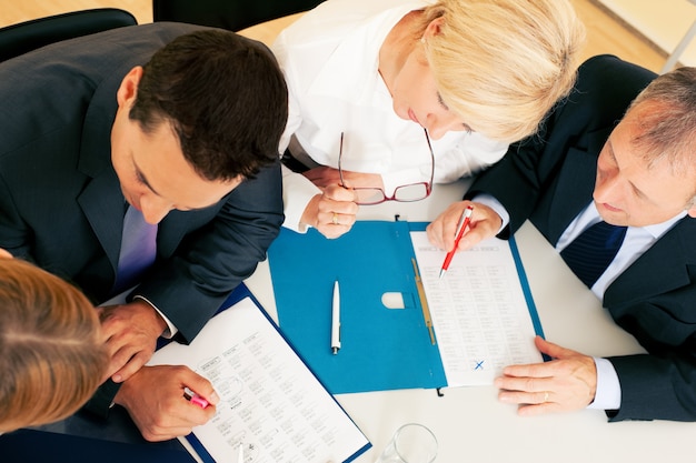 Wyjaśnij, czym są organizacje pozarządowe i jak działają?