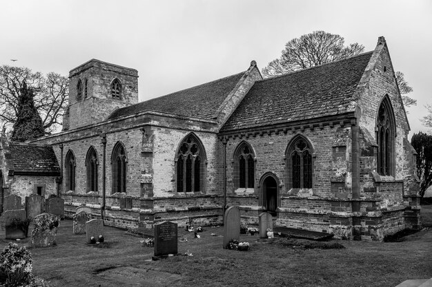 Czym charakteryzuje się gotyk w architekturze i sztuce?